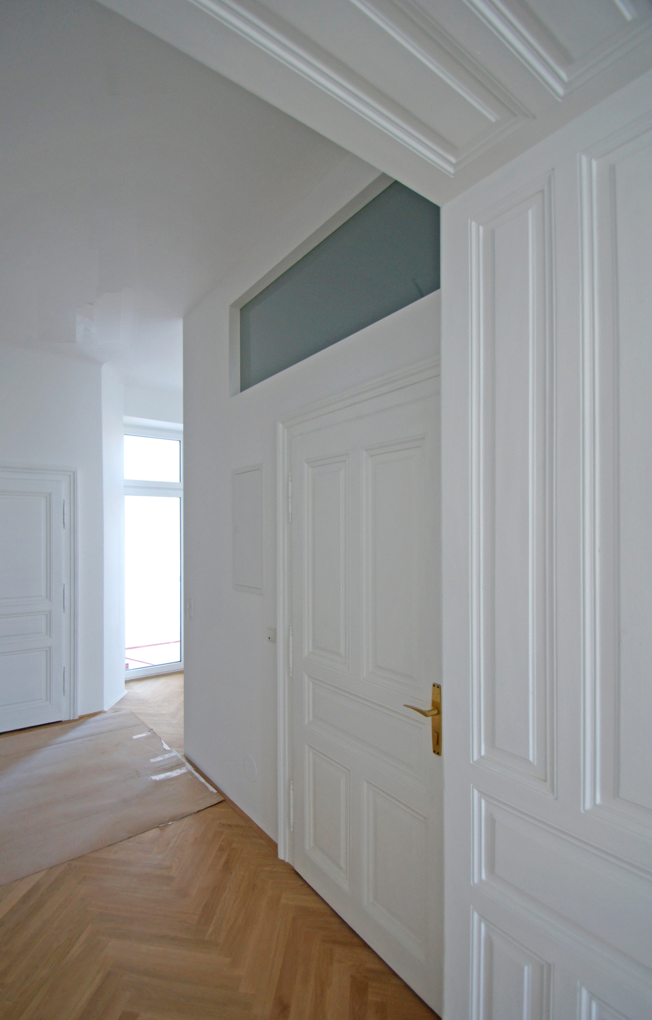 Umbau und Neugestaltung Mietwohnung A, Vorraum mit Blick auf Balkon